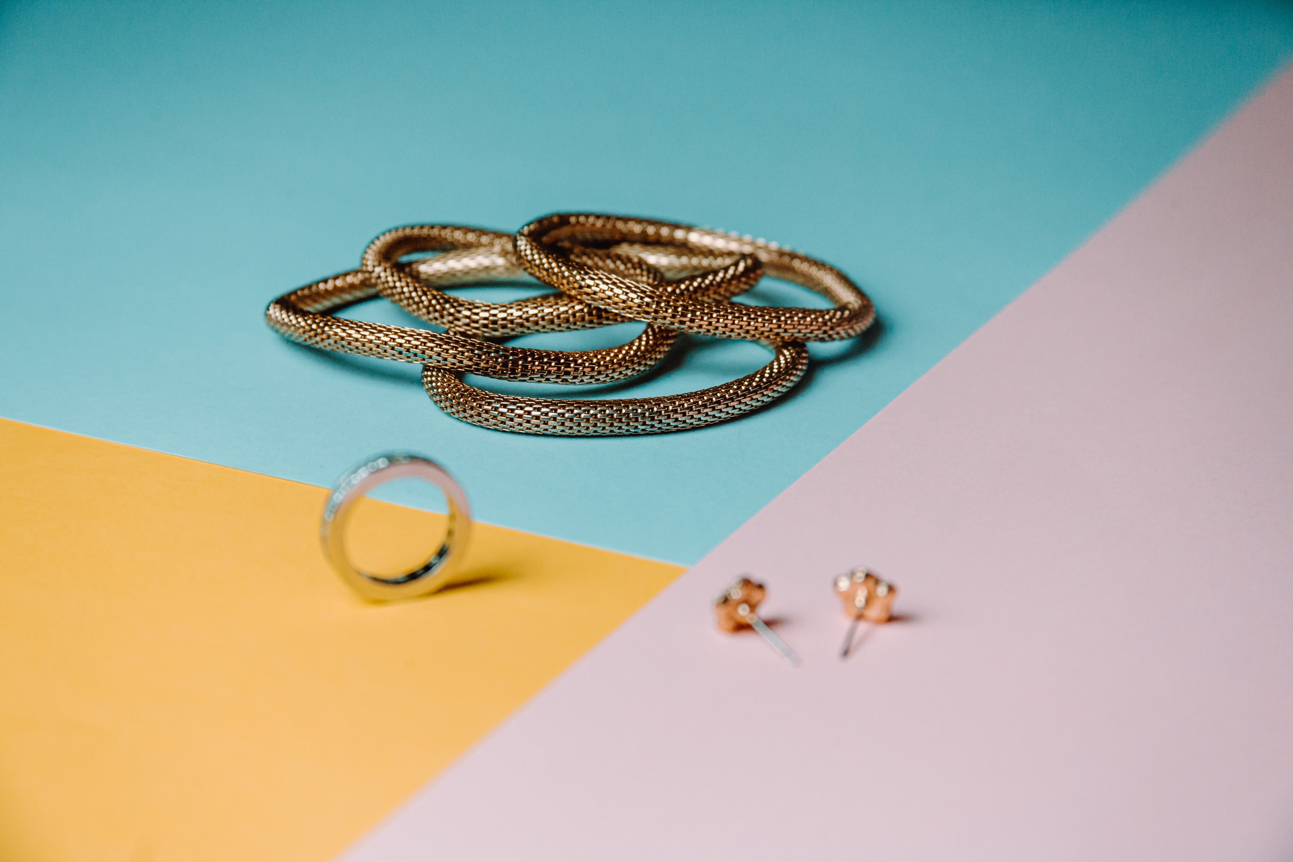 Comment Superposer Colliers et Bracelets avec Style