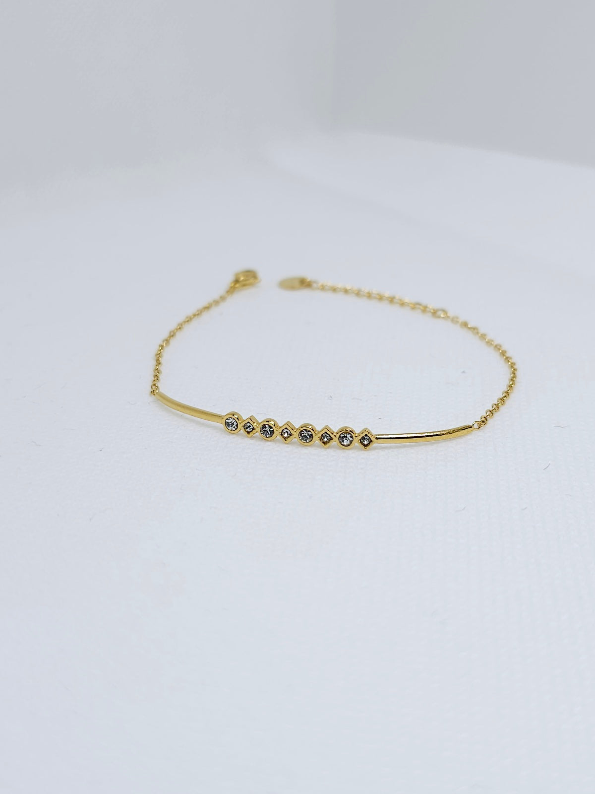 Bracelet fin doré avec zircons
