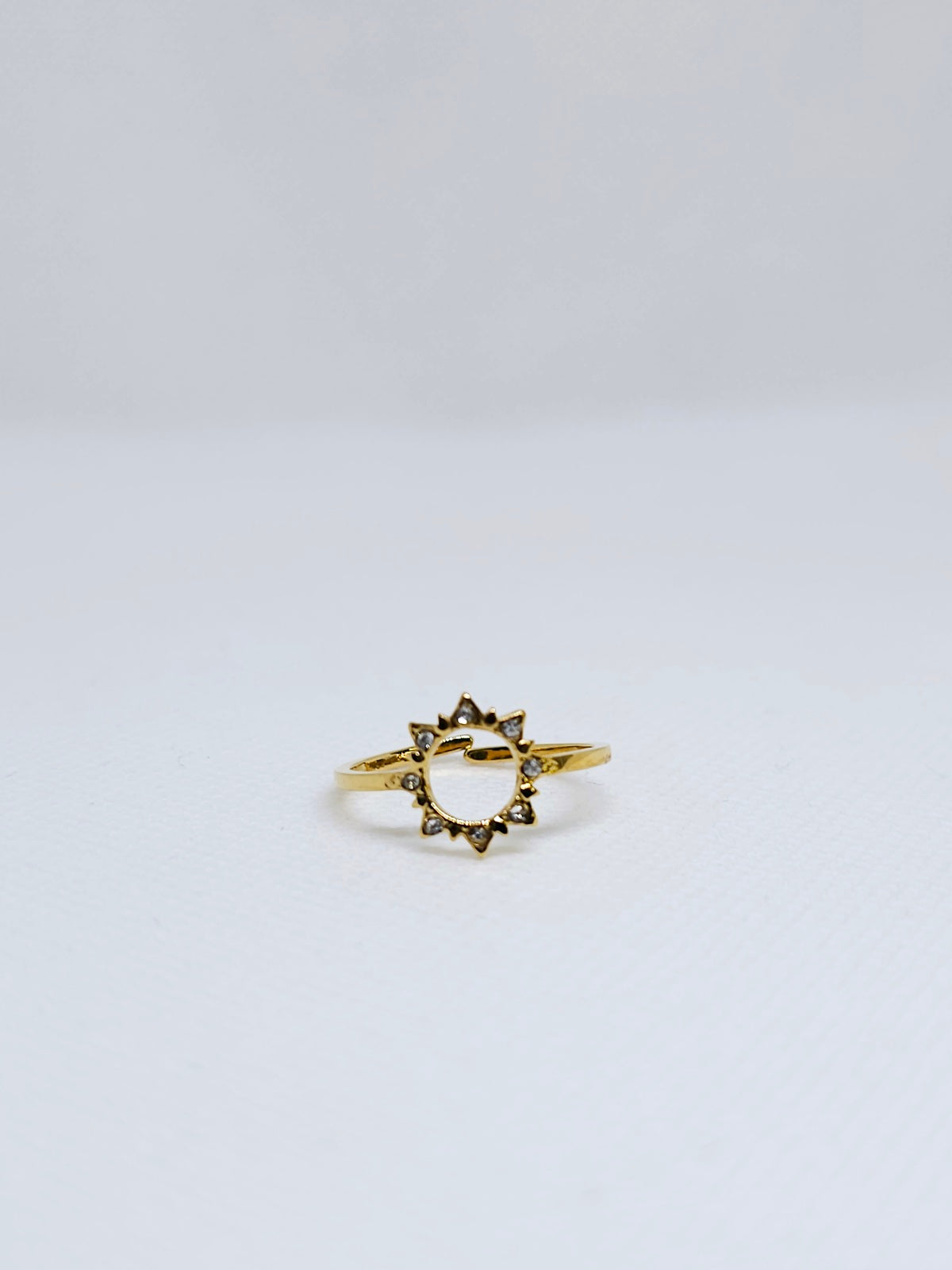 Bague ajustable dorée chic en boîte.