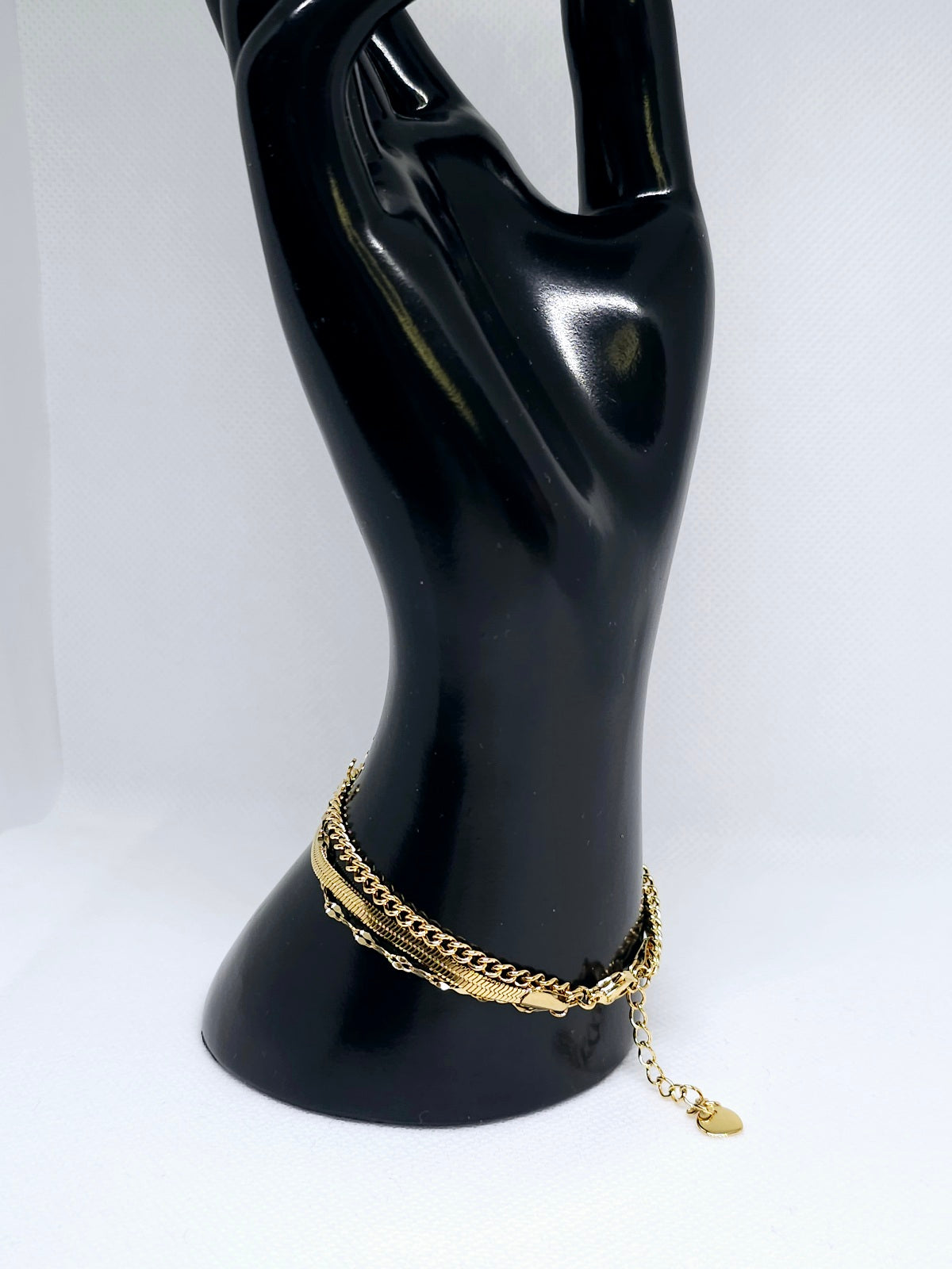 Bracelet doré à trois chaînes élégantes