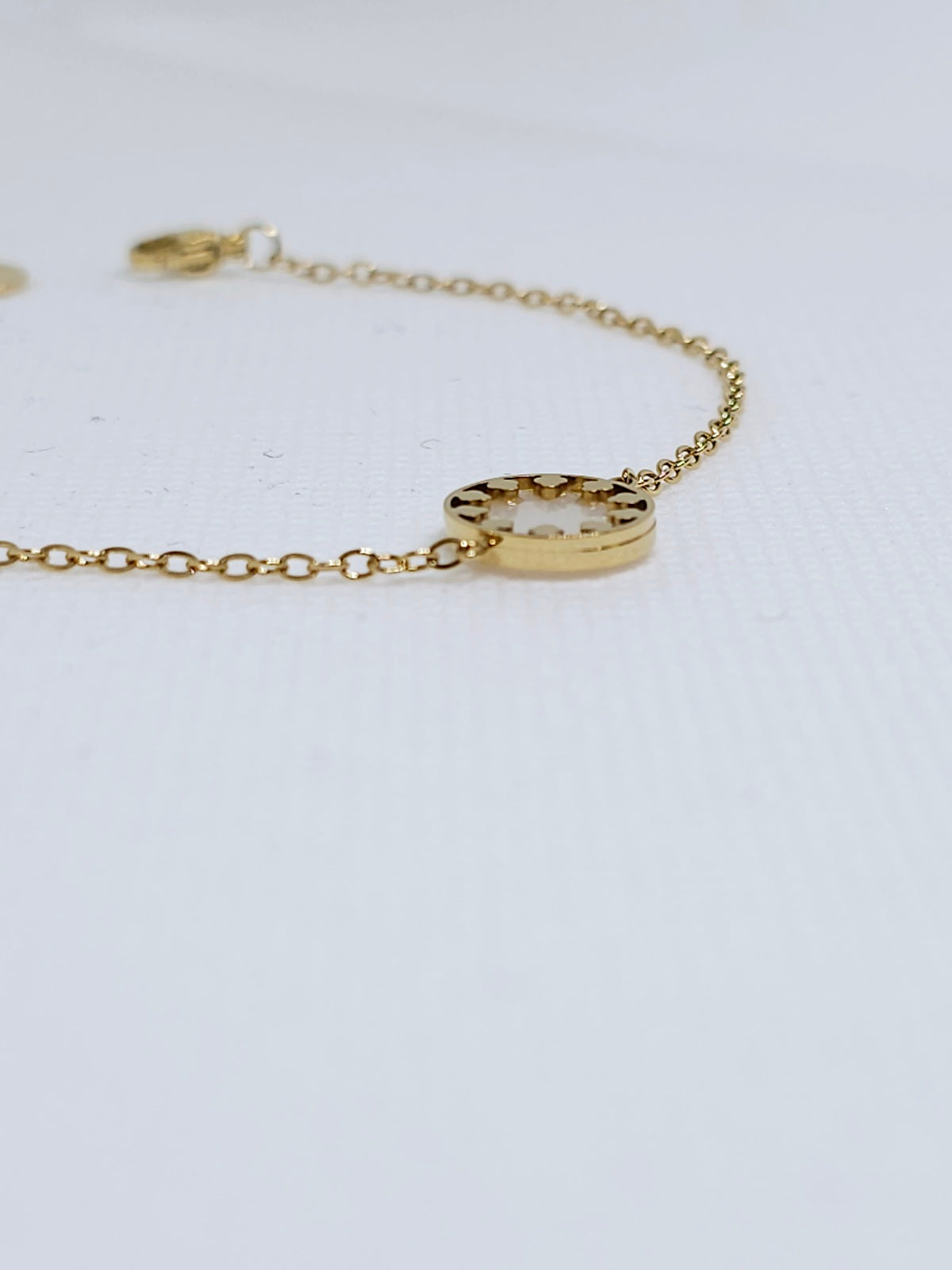 Elegant gold bracelet with round charm