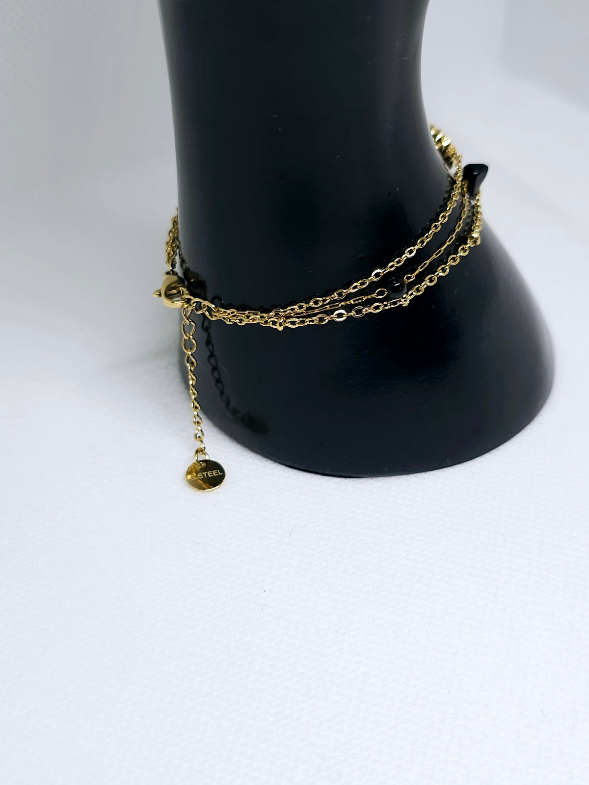 Bracelet doré délicat cœur noir