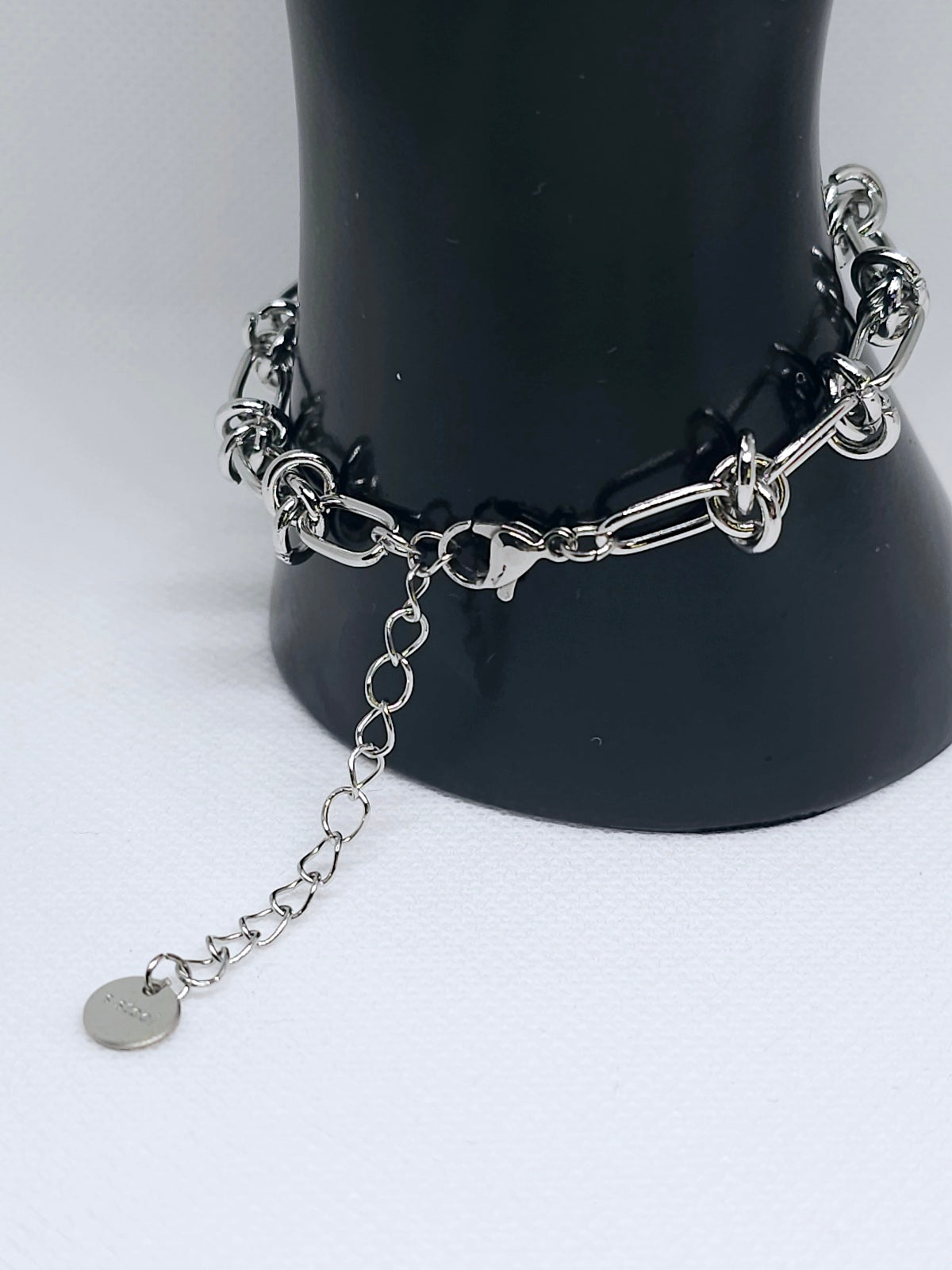 Bracelet argenté à maillons entrelacés