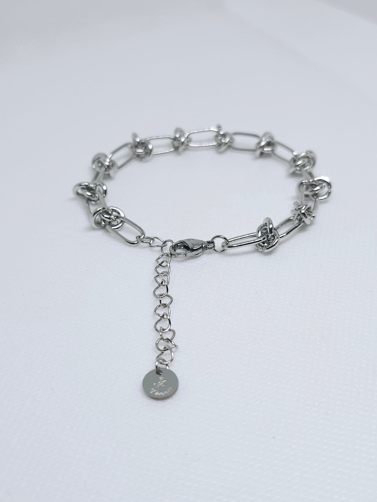 Bracelet argenté à maillons entrelacés