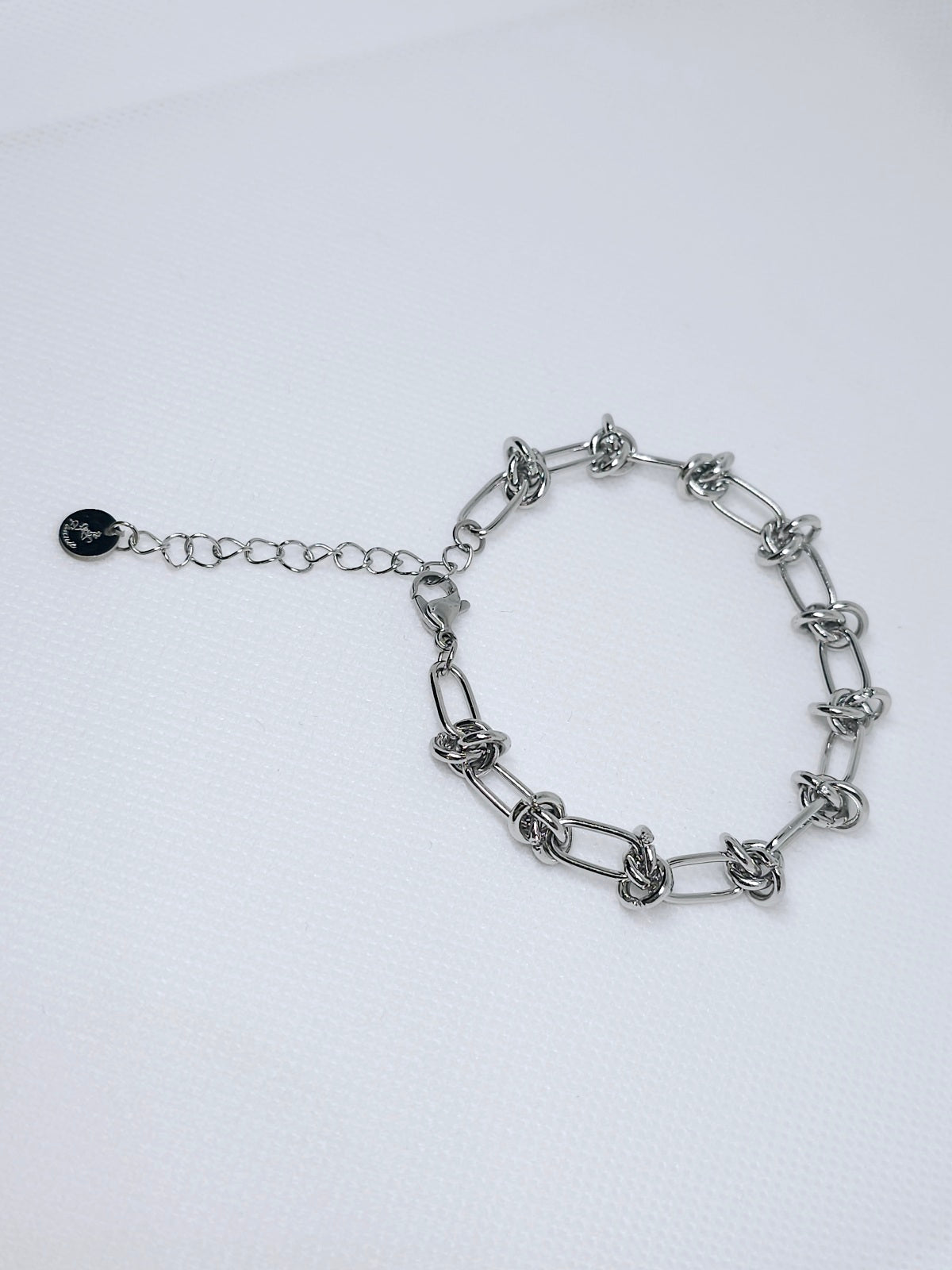 Bracelet argenté à maillons entrelacés