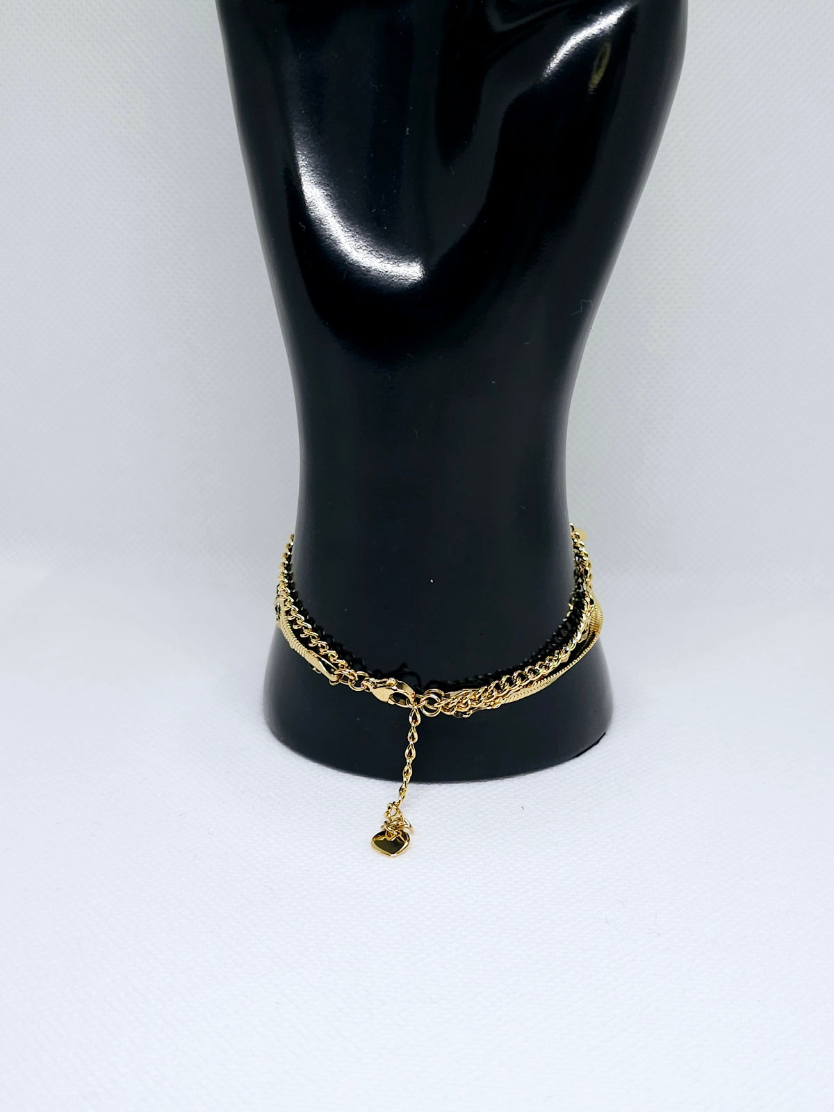Bracelet doré à trois chaînes élégantes