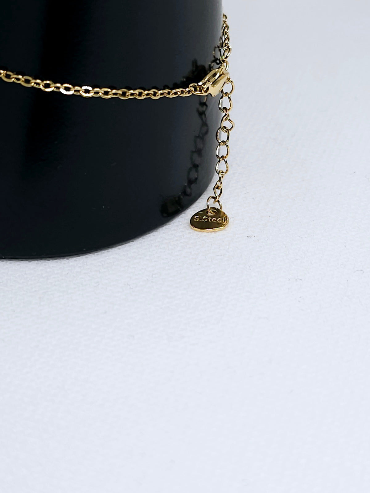 Elegant gold bracelet with round charm
