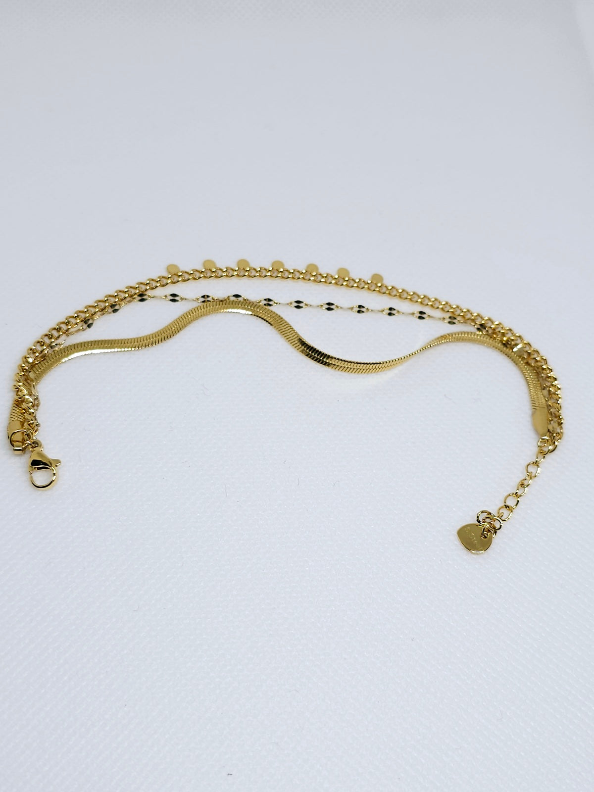 Bracelet doré à trois chaînes élégantes