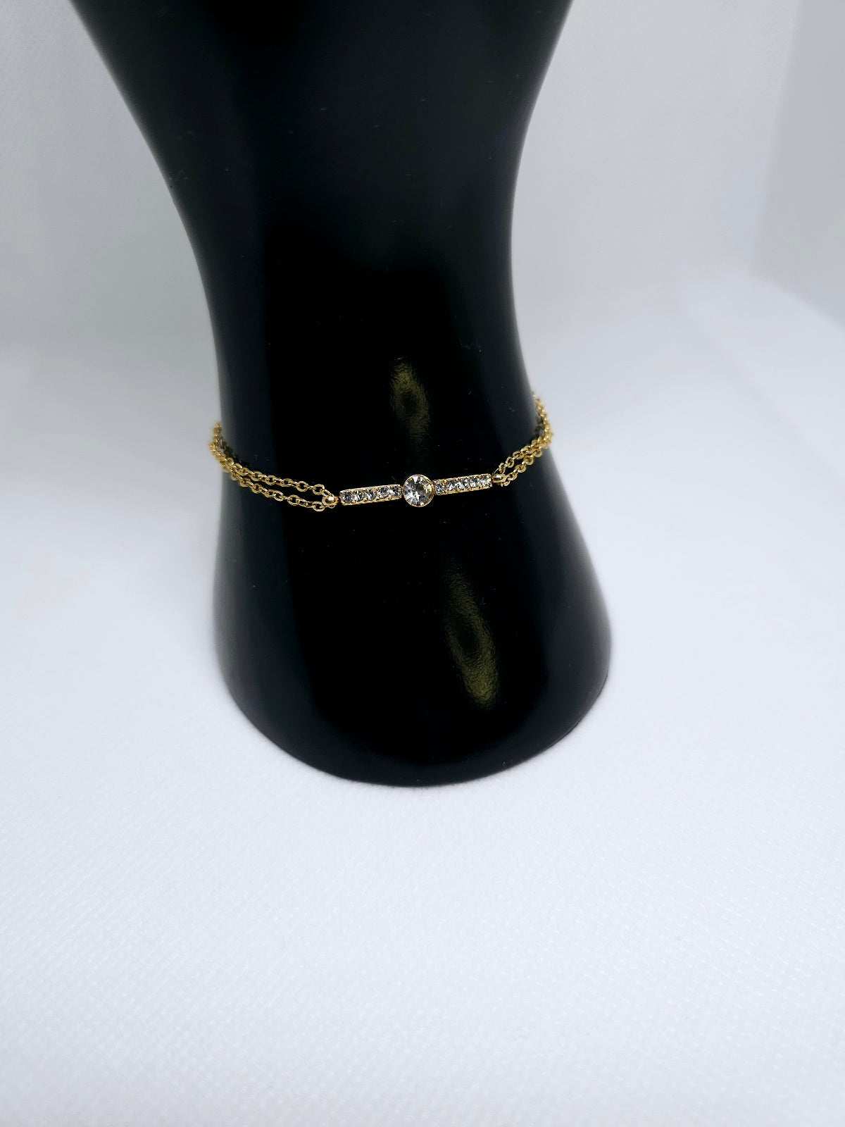Bracelet doré fin avec cristaux élégants