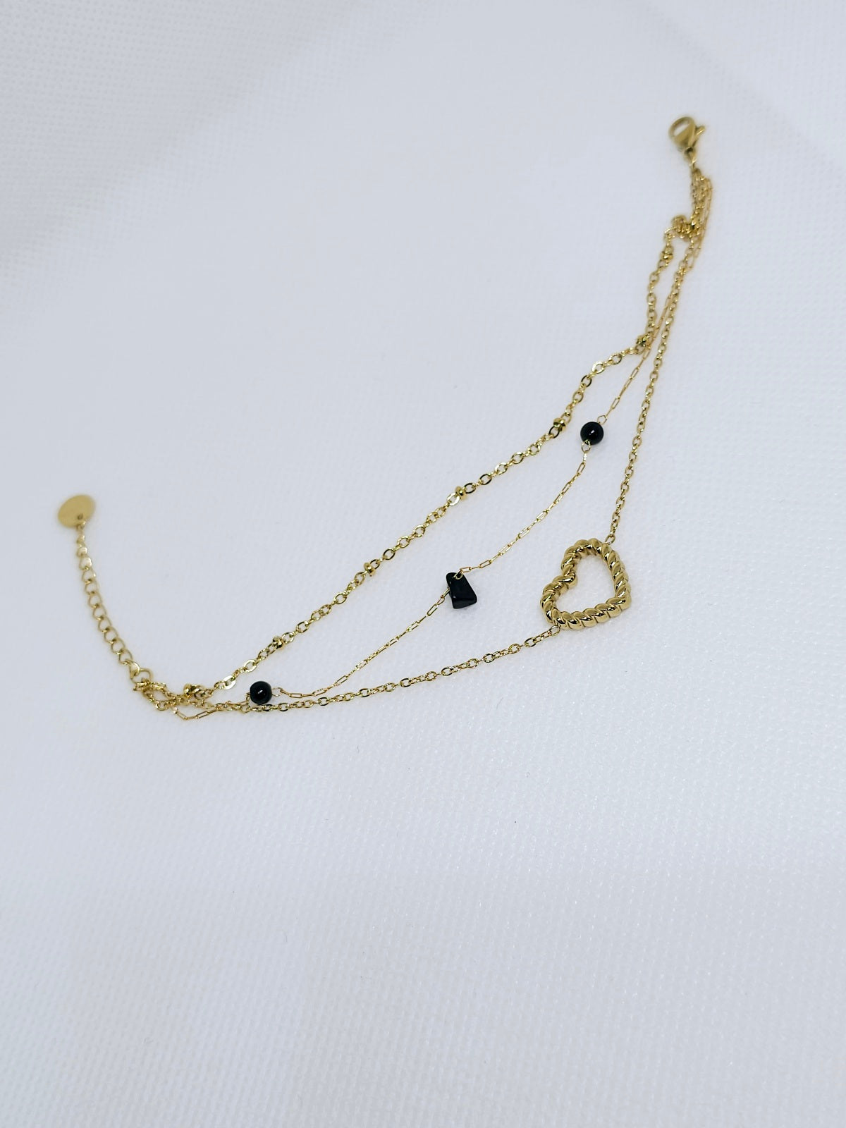 Bracelet doré délicat cœur noir