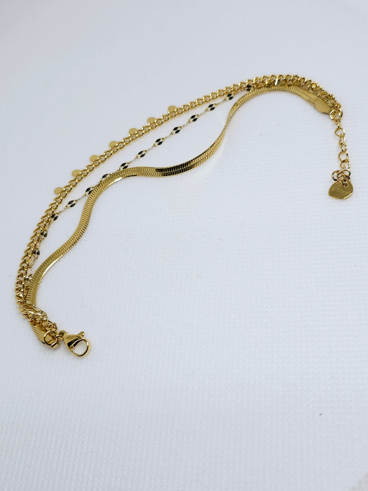 Bracelet doré à trois chaînes élégantes