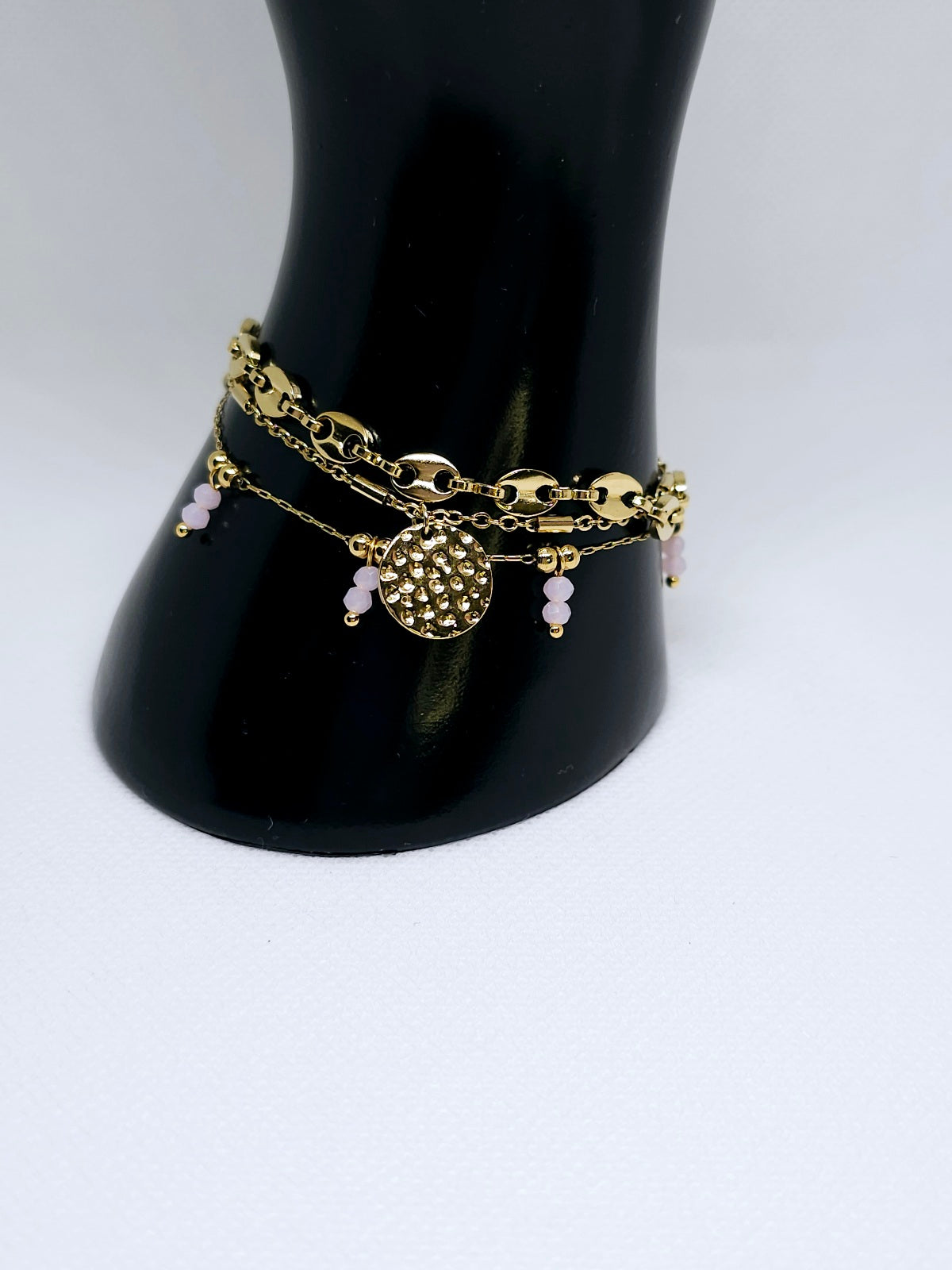 Bracelet doré multi-chaînes avec breloques