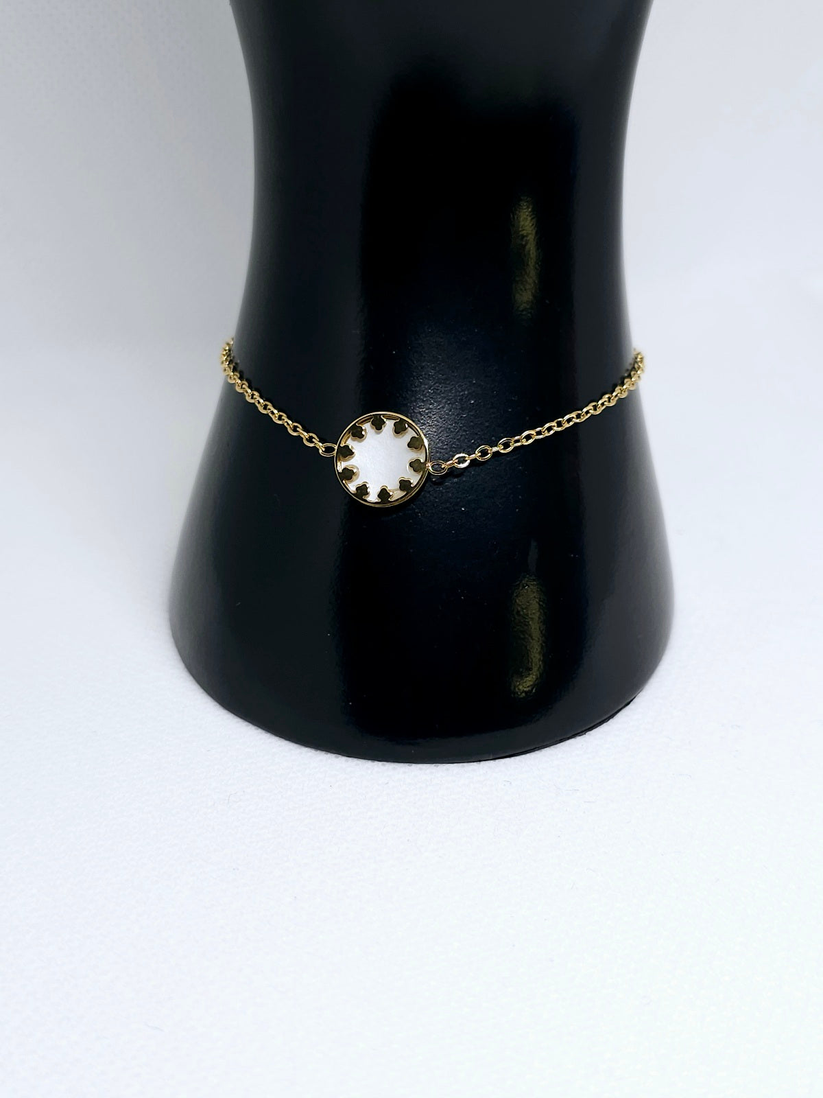 Elegant gold bracelet with round charm
