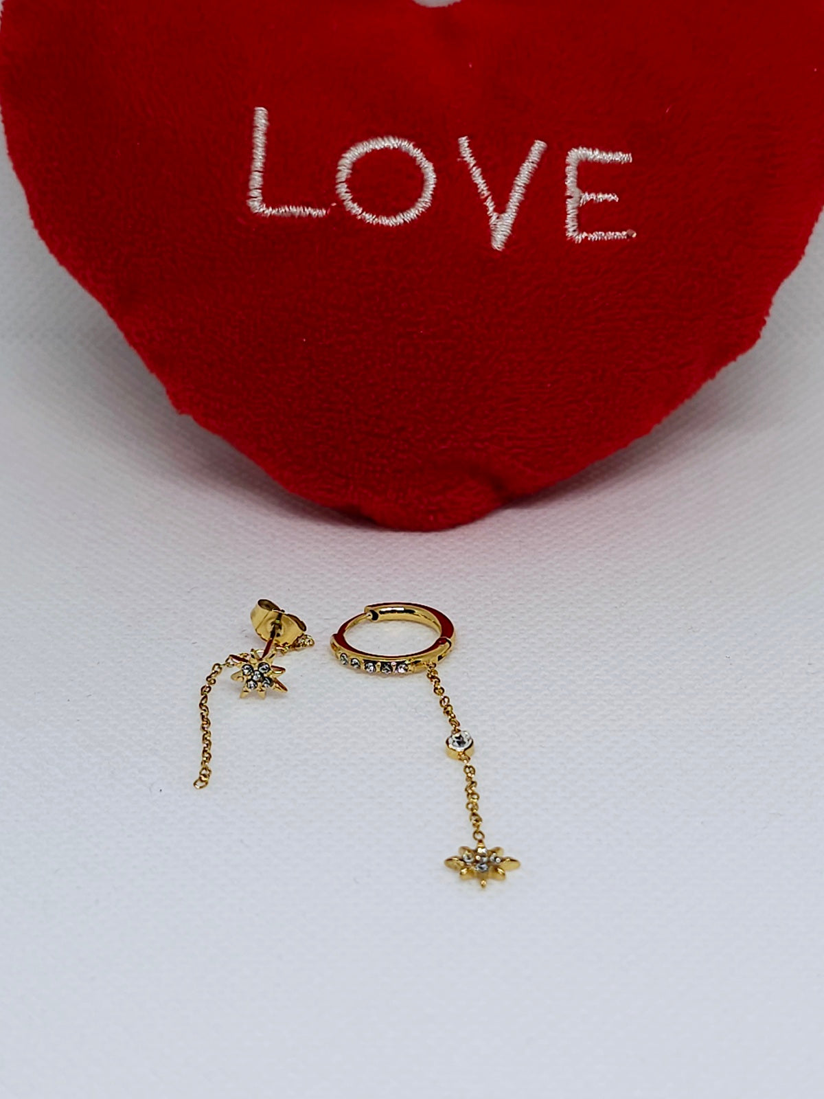 Boucle d’oreille dorée étoilée élégante