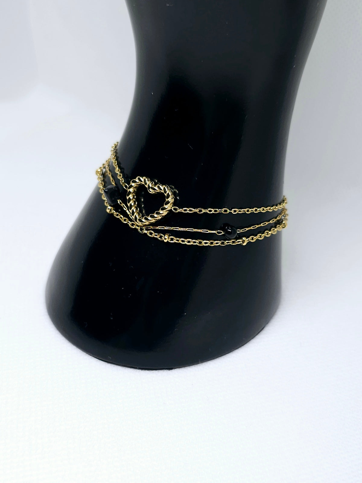 Bracelet doré délicat cœur noir