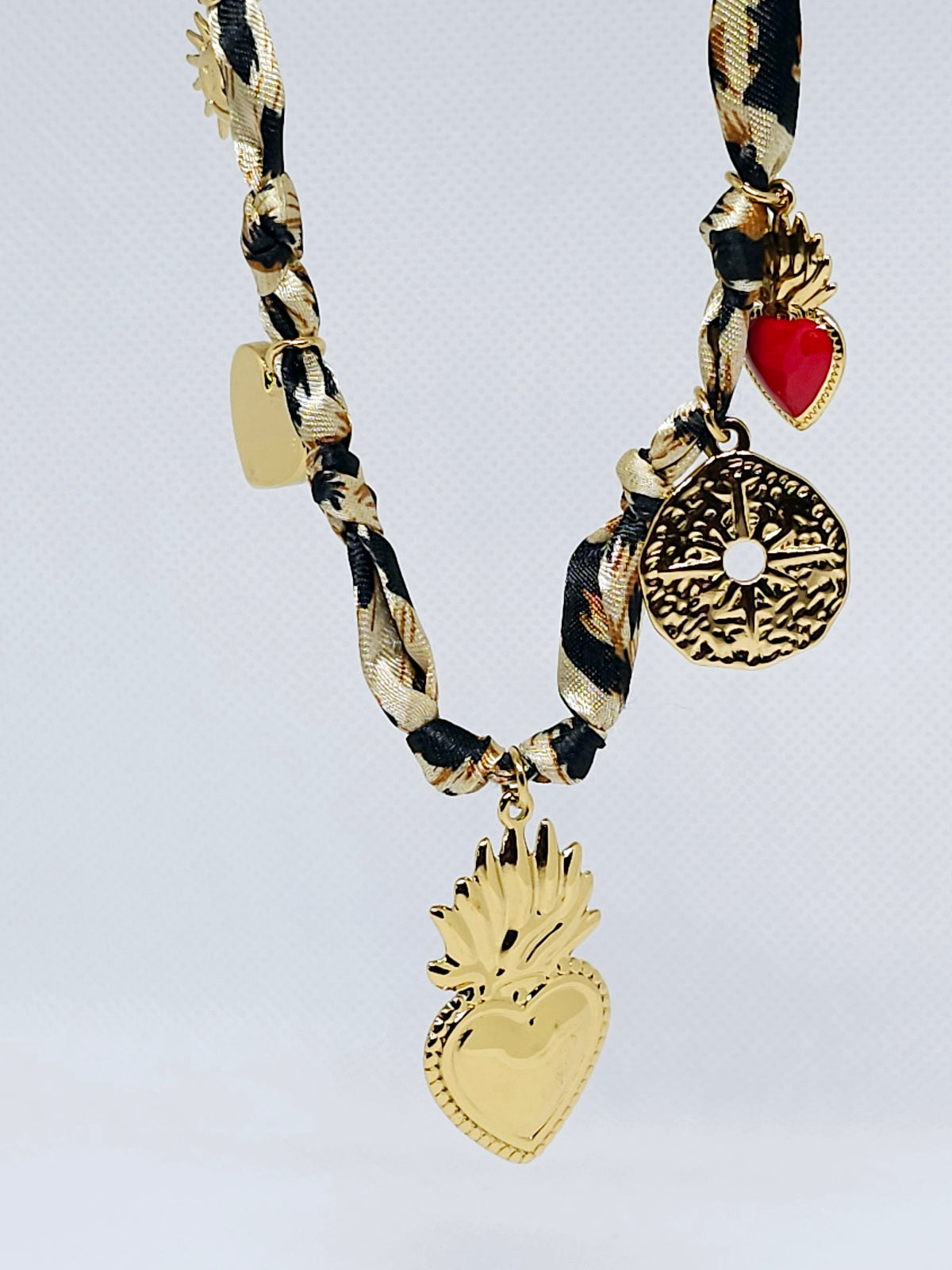 Collier tissu léopard charms dorés