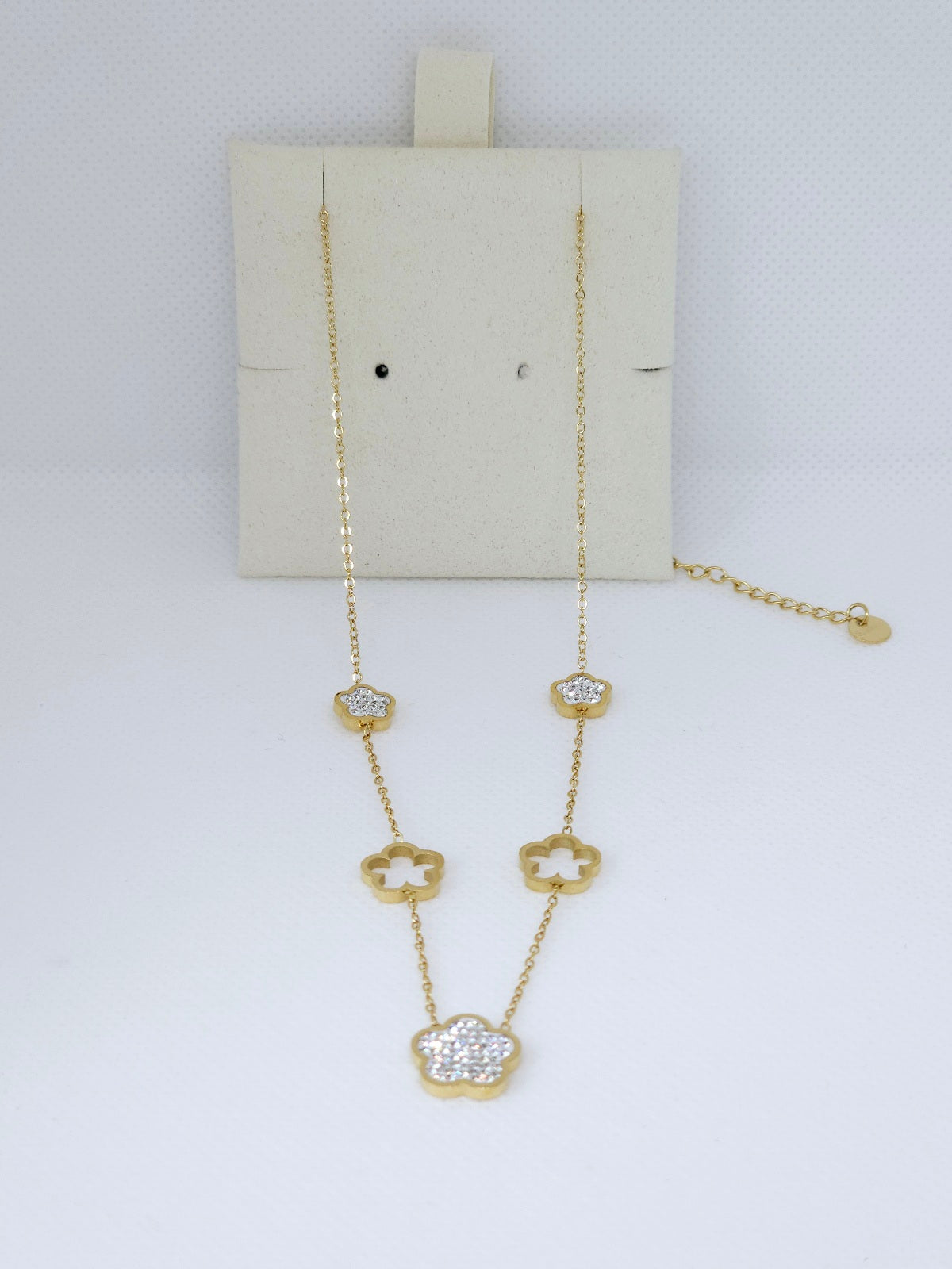 Collier et bracelet dorés élégants