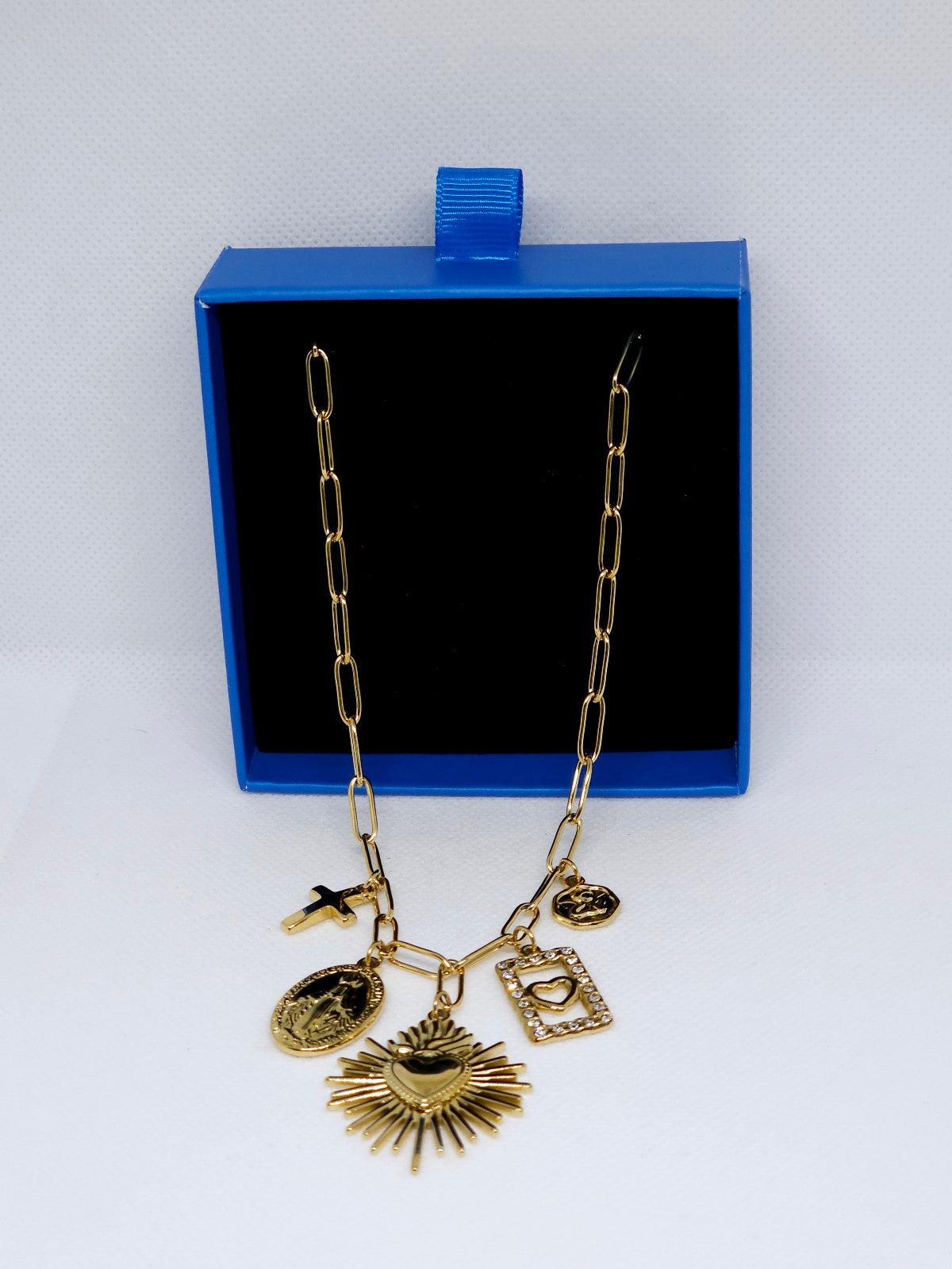 Coffret bijoux dorés breloques symboliques élégantes