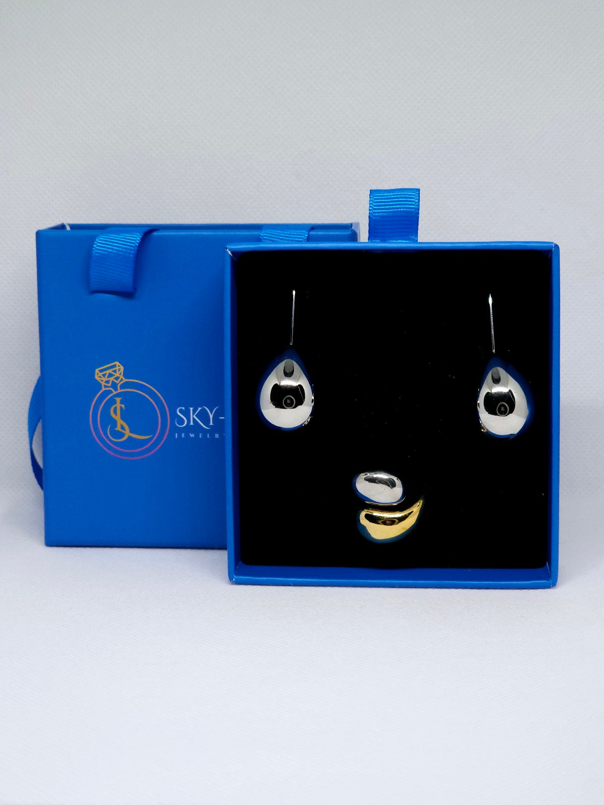 Coffret bijoux boucles d'oreilles bagues acier