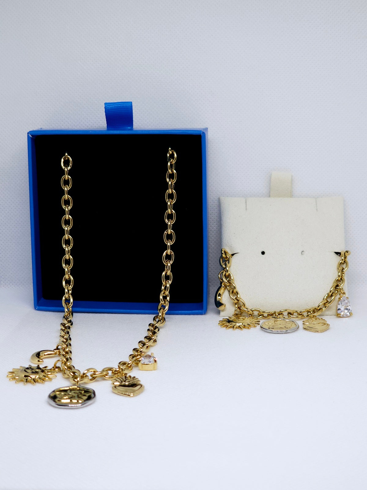 Collier et bracelet dorés breloques élégantes