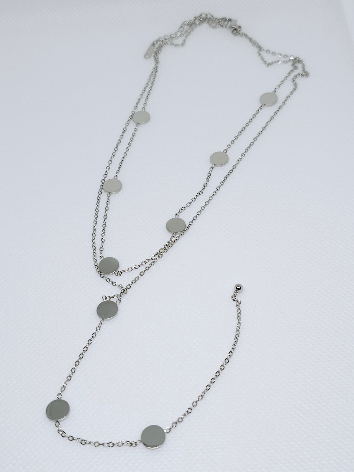 Collier argenté à médailles pendantes