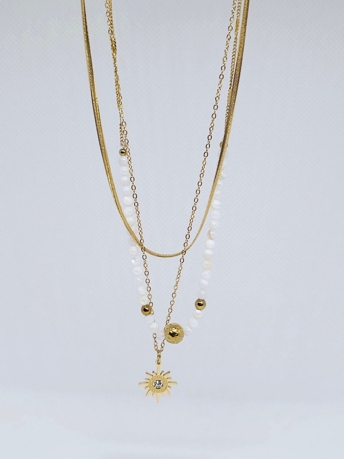 Collier doré soleil perles blanches