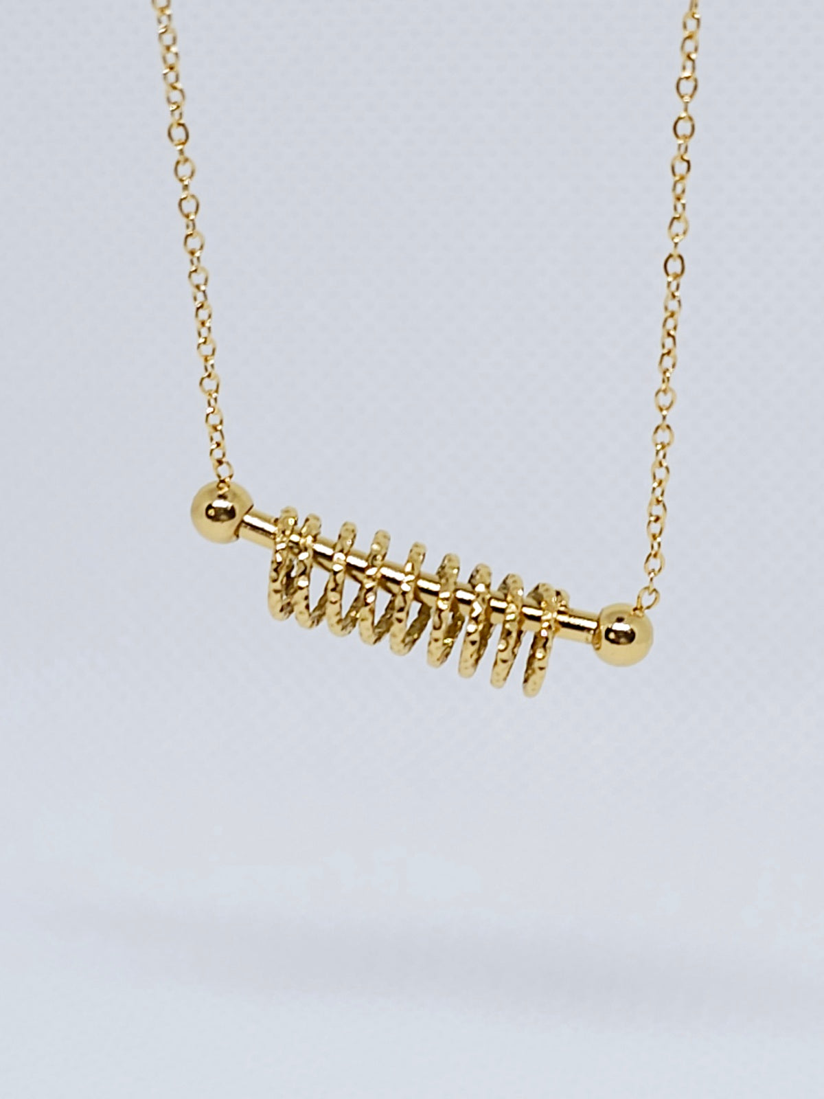 Collier doré moderne élégant femme