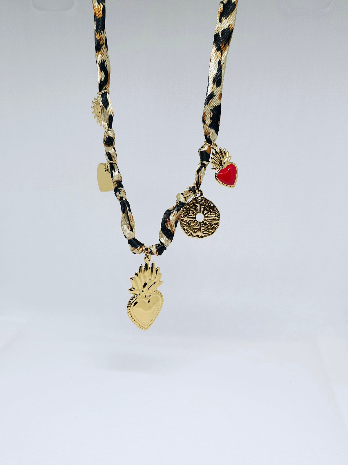 Collier tissu léopard charms dorés