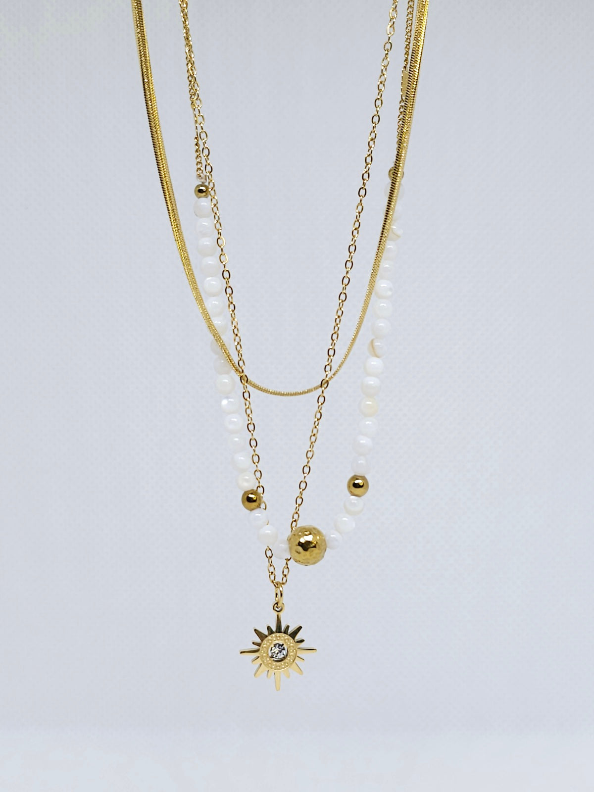 Collier doré soleil perles blanches