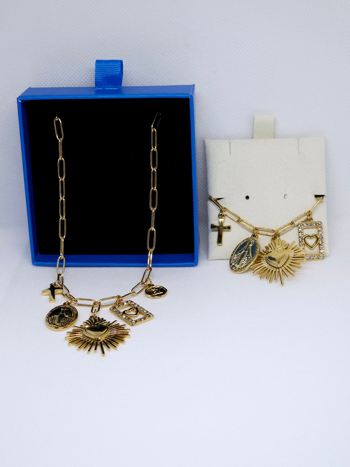 Coffret bijoux dorés breloques symboliques élégantes