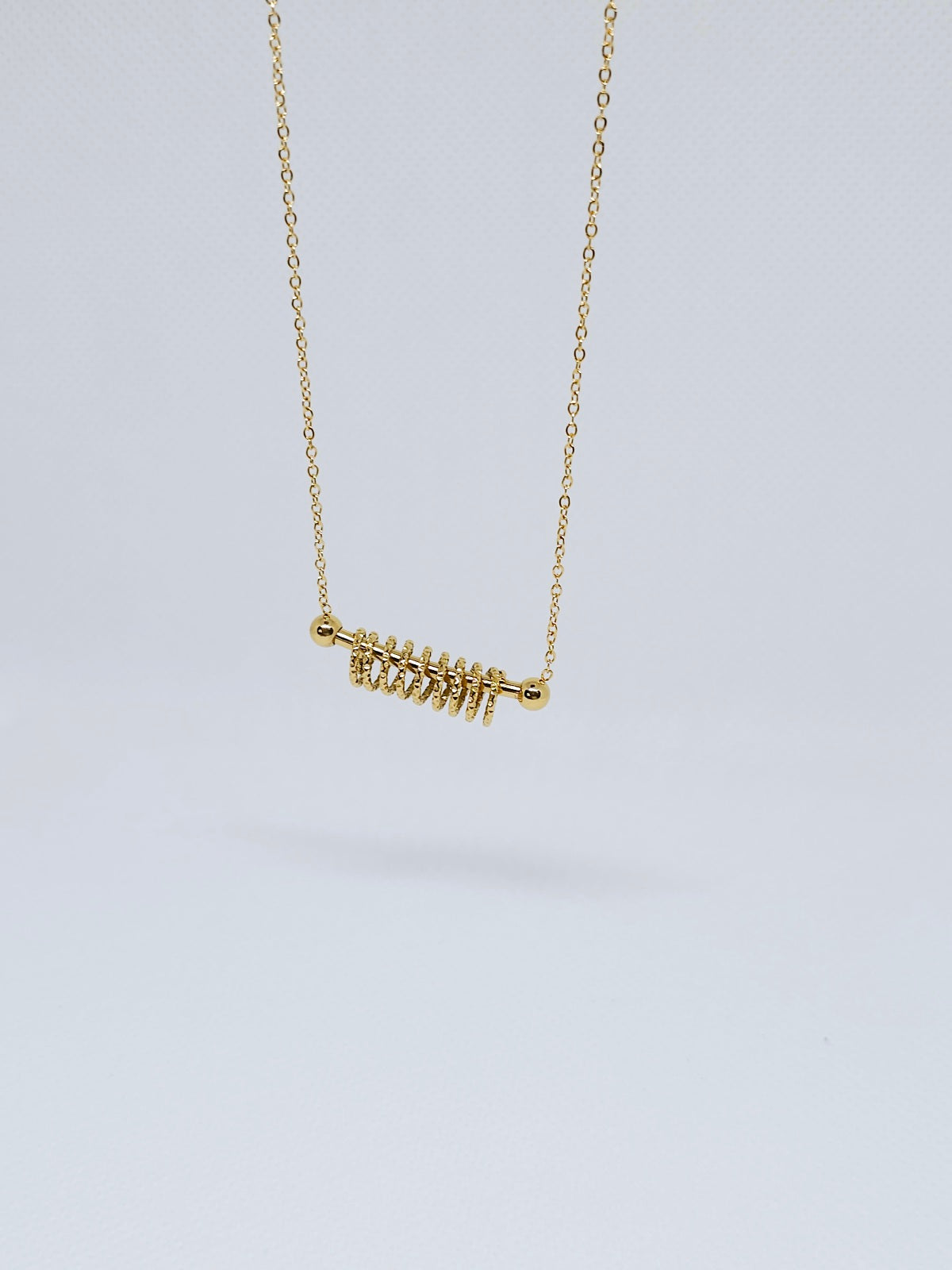 Collier doré moderne élégant femme