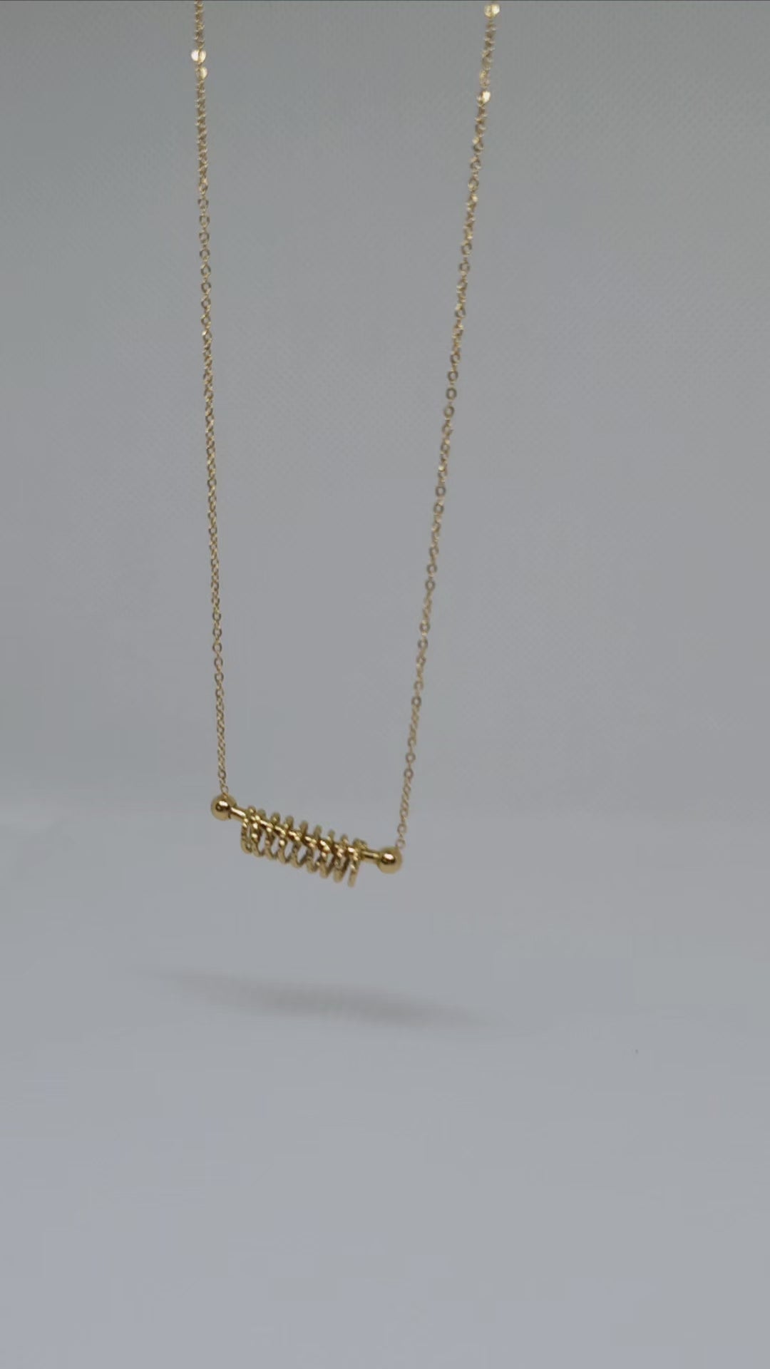 Collier doré moderne élégant femme