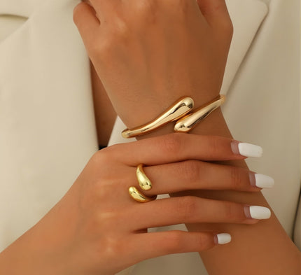 superposer colliers et bracelets avec style élégant