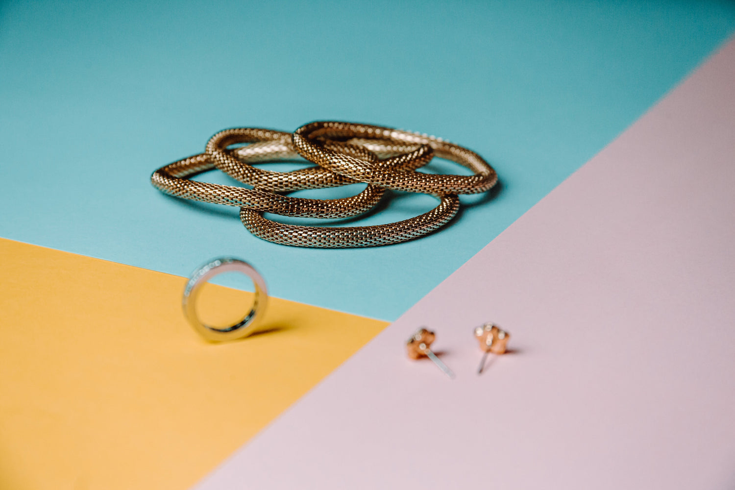 Comment Superposer Colliers et Bracelets avec Style