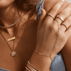 Minimalisme chic : les bijoux fins qui font sensation cette année
