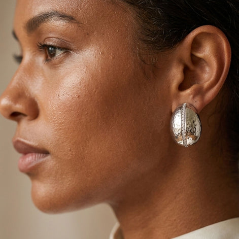 Boucles d’oreilles argentées ovales avec ligne pavée scintillante.