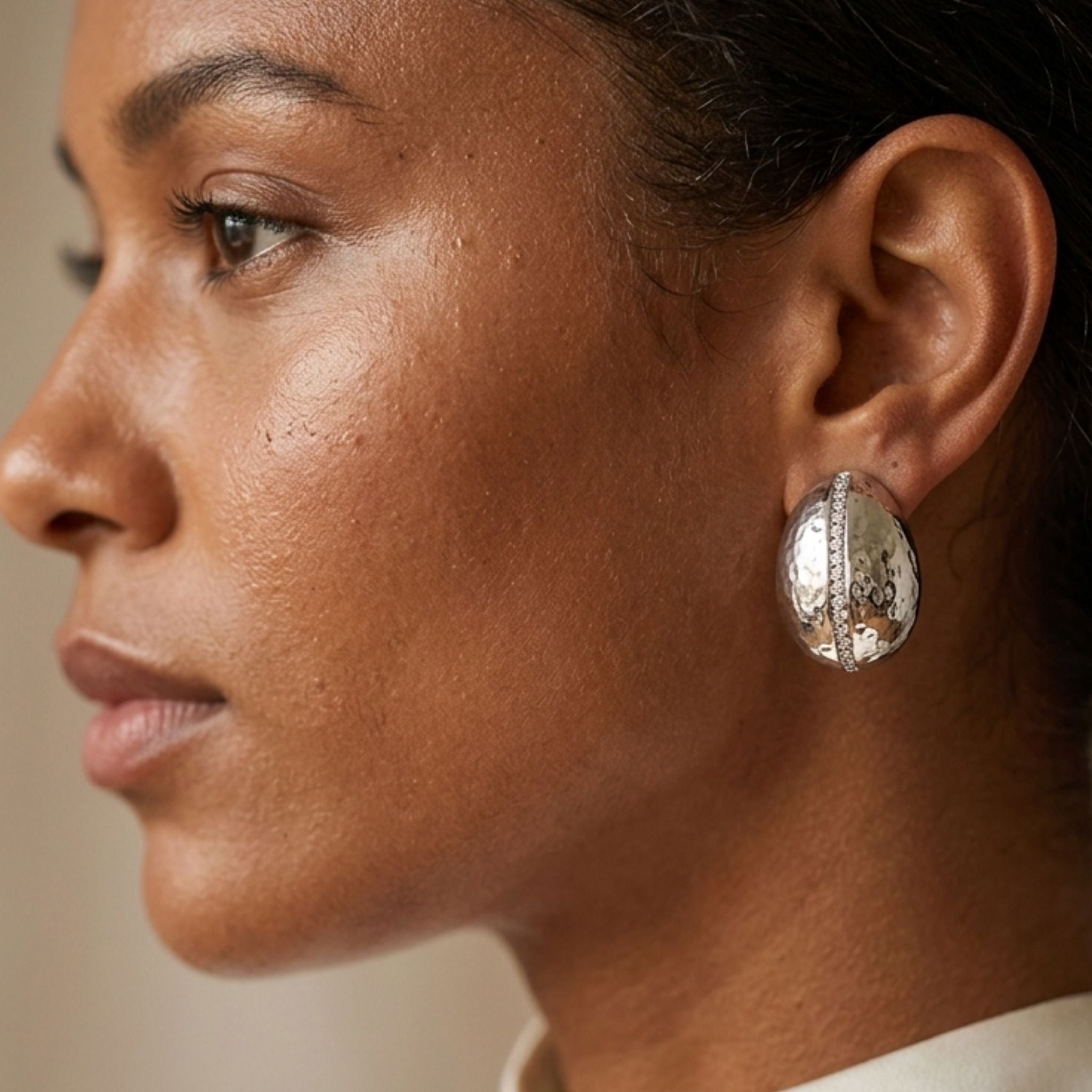 Boucles d’oreilles argentées ovales avec ligne pavée scintillante.