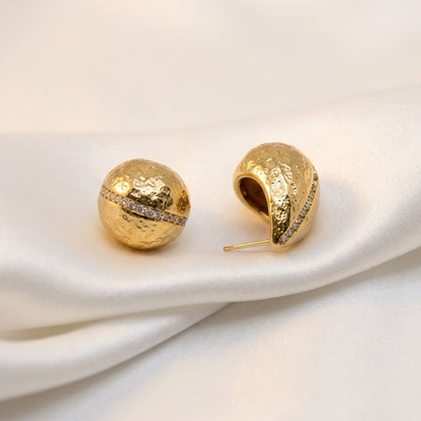 Boucles d’oreilles argentées ovales avec ligne pavée scintillante.