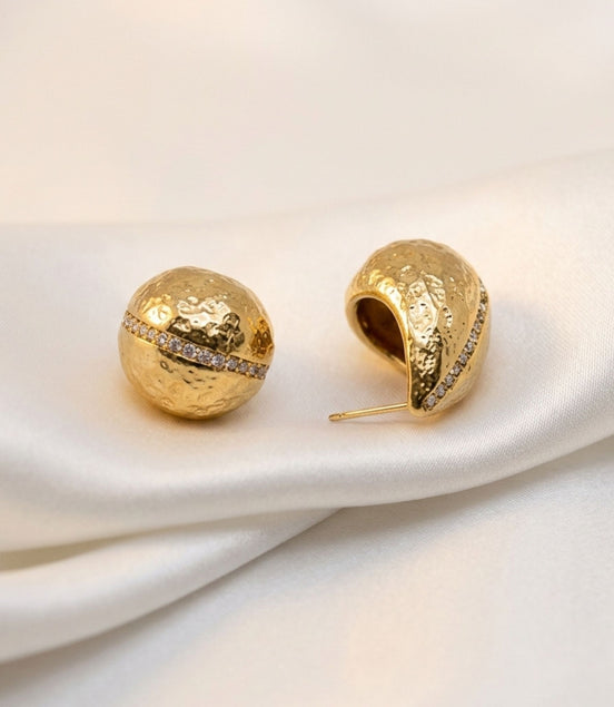 Boucles d’oreilles argentées ovales avec ligne pavée scintillante.