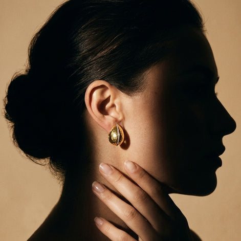 Boucles d’oreilles argentées ovales avec ligne pavée scintillante.