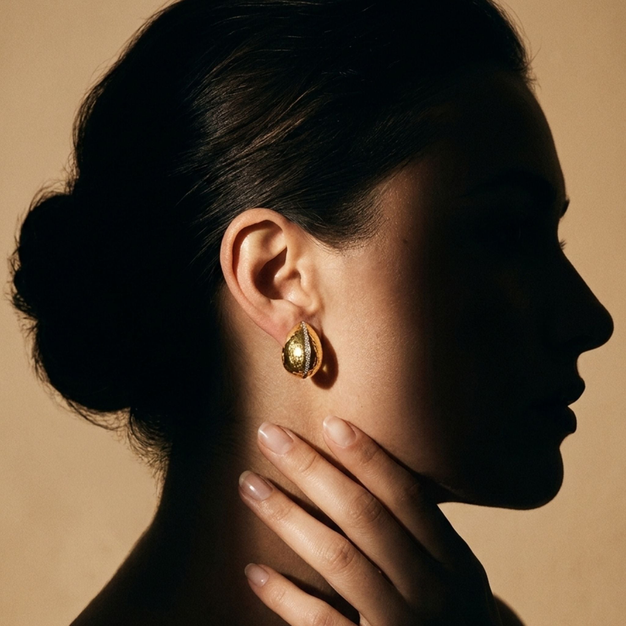 Boucles d’oreilles argentées ovales avec ligne pavée scintillante.