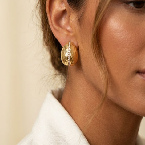 Boucles d’oreilles argentées ovales avec ligne pavée scintillante.