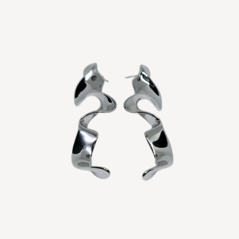Boucles d’oreilles argentées sculpturales au design ondulé moderne.