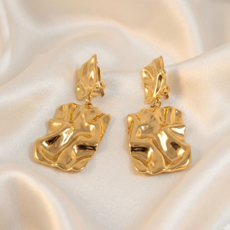 Boucles d’oreilles dorées texturées effet martelé pendantes.
