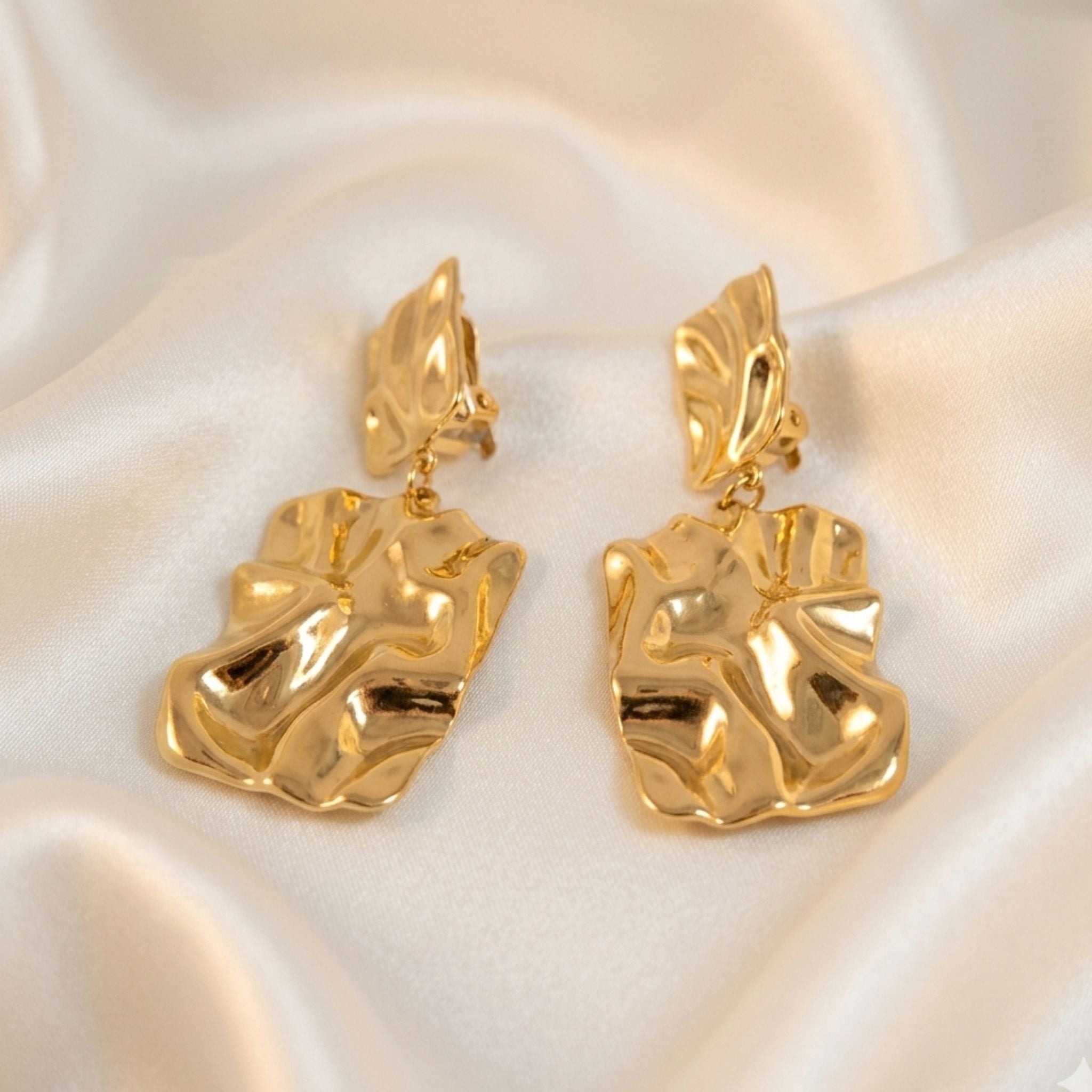 Boucles d’oreilles dorées texturées effet martelé pendantes.