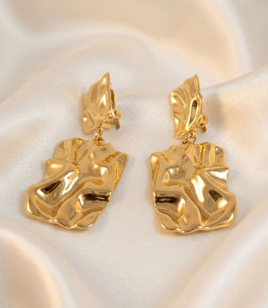 Boucles d’oreilles dorées texturées effet martelé pendantes.