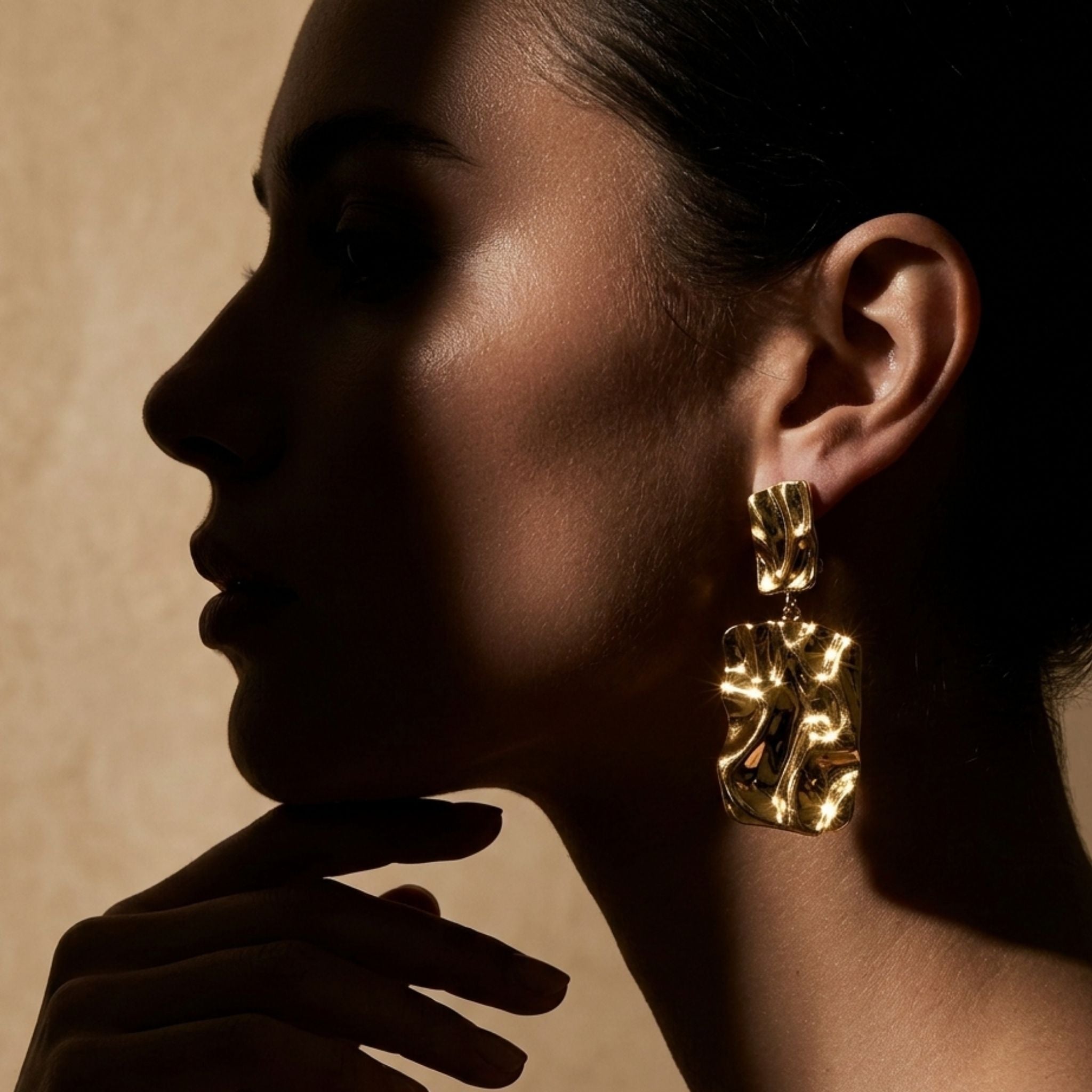 Boucles d’oreilles dorées texturées effet martelé pendantes.