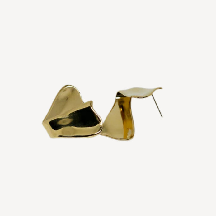 Boucles d’oreilles dorées sculpturales finition brillante.