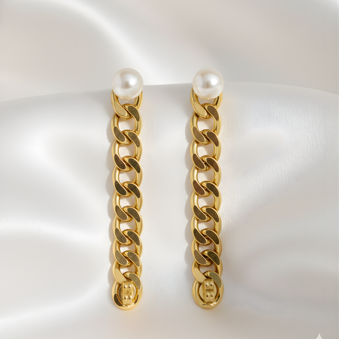 Boucles d’oreilles chaîne dorée avec perle élégante.