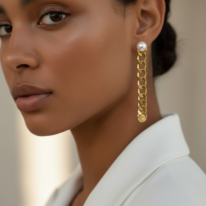Boucles d’oreilles chaîne dorée avec perle élégante.